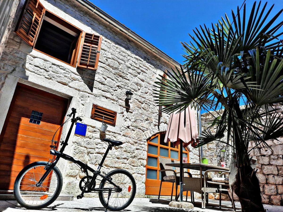 Joseph'S Yard Apartment Ровинь Экстерьер фото