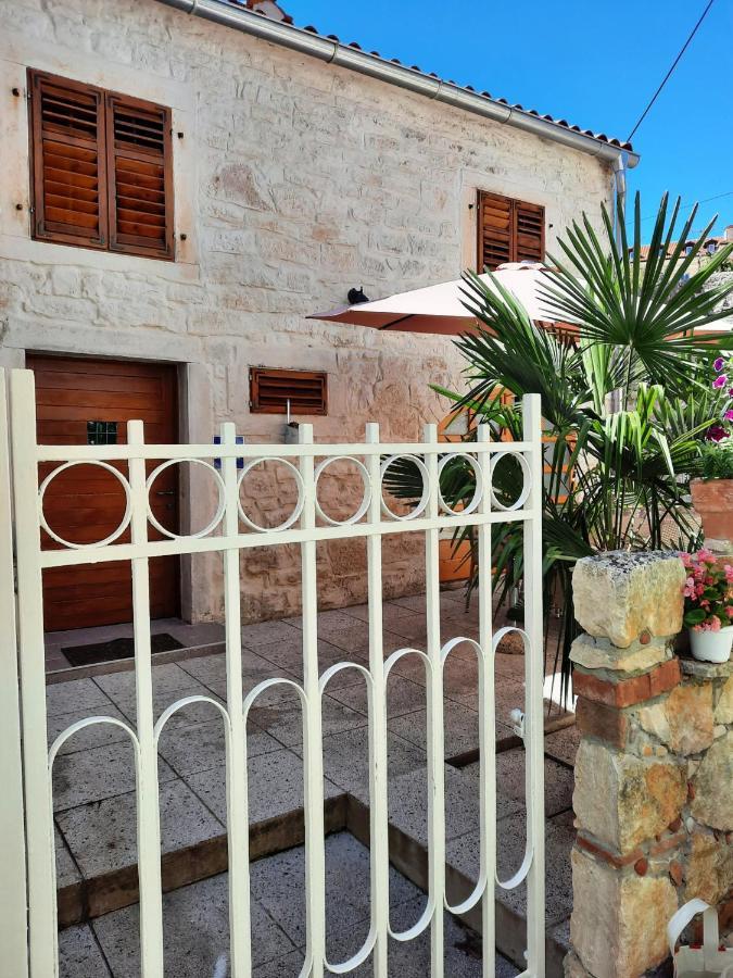 Joseph'S Yard Apartment Ровинь Экстерьер фото