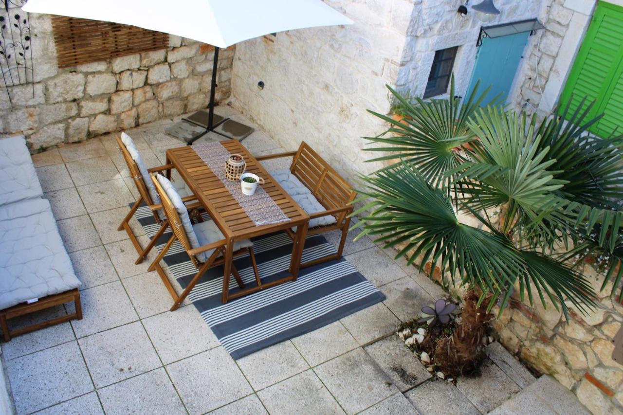 Joseph'S Yard Apartment Ровинь Экстерьер фото