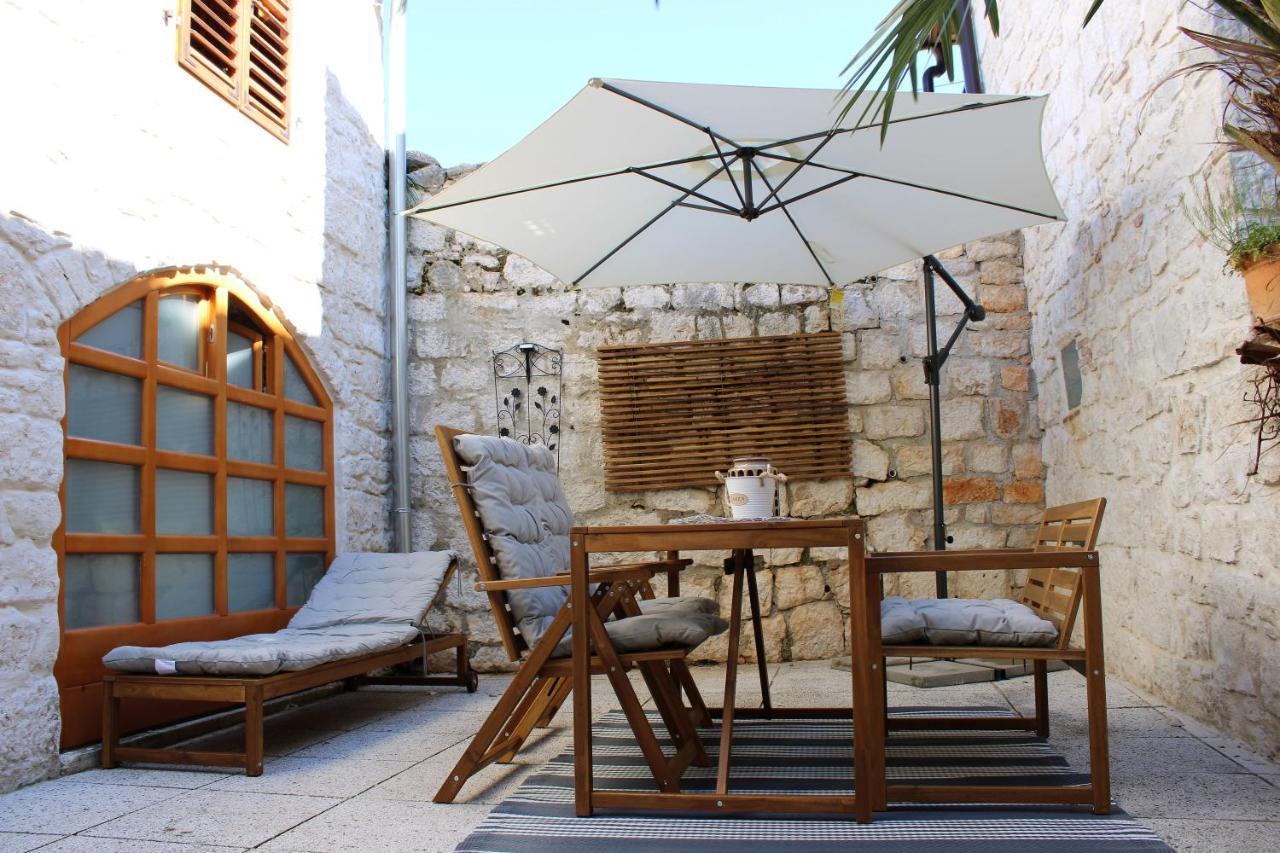 Joseph'S Yard Apartment Ровинь Экстерьер фото
