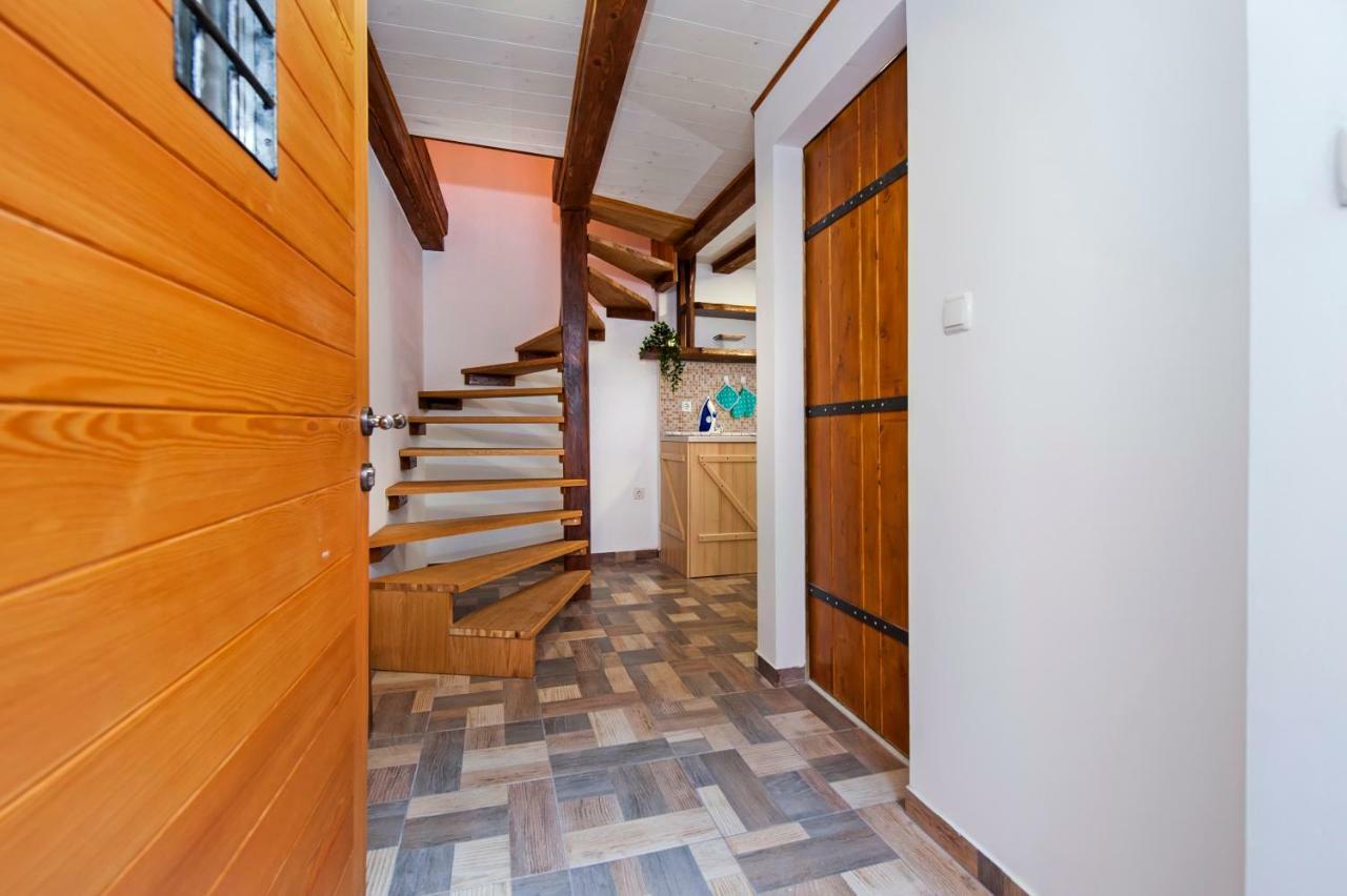 Joseph'S Yard Apartment Ровинь Экстерьер фото
