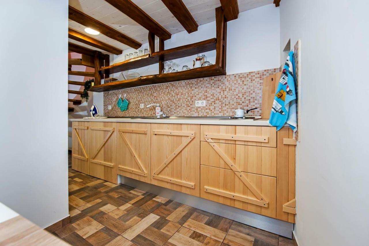 Joseph'S Yard Apartment Ровинь Экстерьер фото