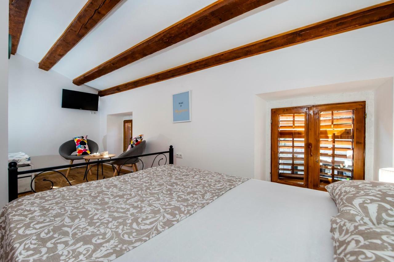 Joseph'S Yard Apartment Ровинь Экстерьер фото